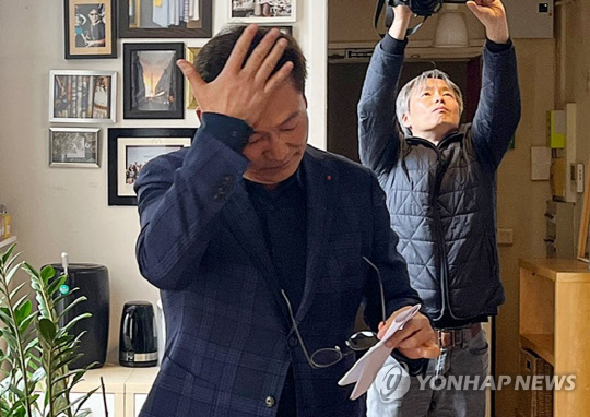 송영길 전 더불어민주당 대표가 22일(현지시간) 프랑스 파리 3구에 있는 한 사무실에서 기자회견을 하면서 이마에 흐르는 땀을 닦고 있다.<연합뉴스>